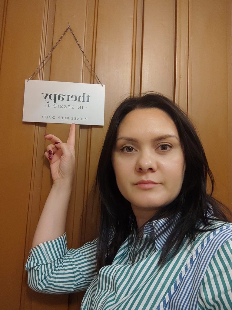 Roxana Alistar-Blehuiu la ușa cabinetului, în timpul unei ședințe