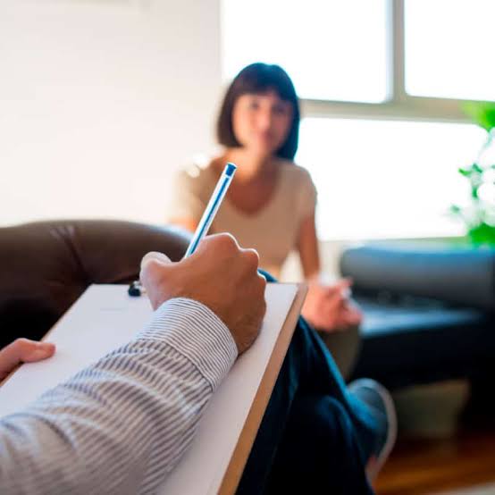 Psihoterapeut notează pe fișa de monitorizare în timpul ședinței DBT